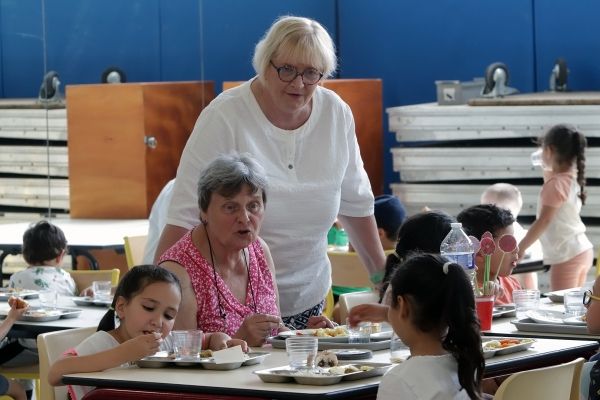 Repas intergénérationnel visuel